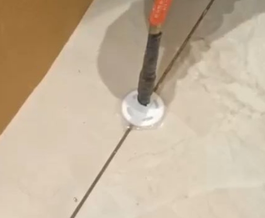 眉山市瓷砖空鼓维修公司专业解答瓷砖在铺贴过程中，如果没有涂抹均匀到位的粘结材料（如水泥砂浆或瓷砖胶），可能会导致以下问题