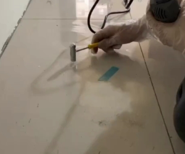 眉山市瓷砖开裂维修公司专业分享瓷砖在铺贴前如果没有沥干水分，将会导致以下问题